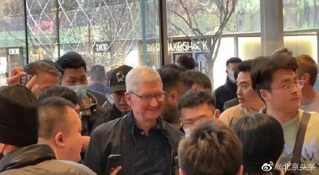库克现身北京三里屯Apple零售店